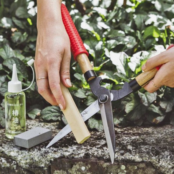 Garden Tool Maintenance: Cleaning, Oiling & Sharpening